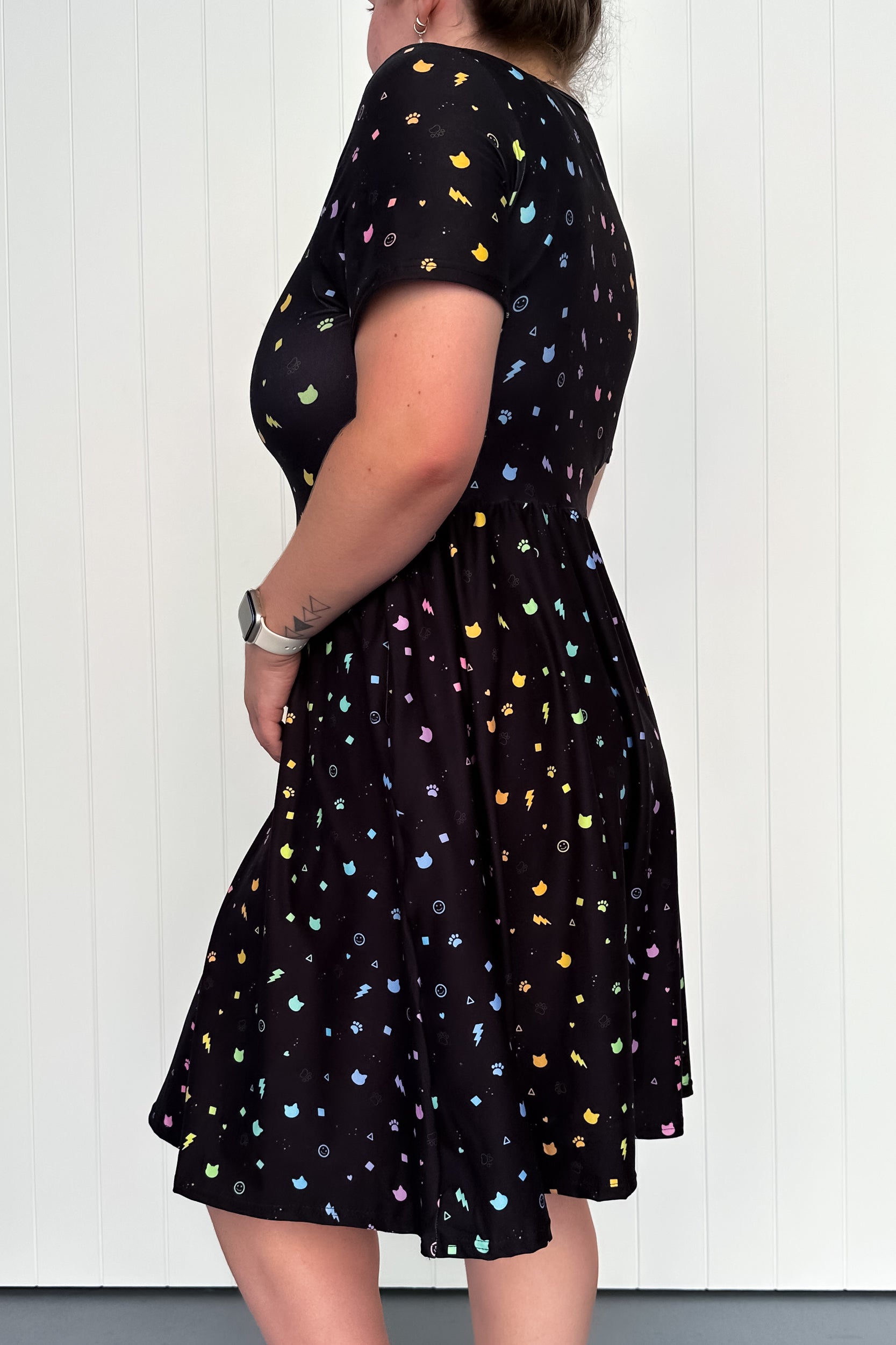Catfetti - Knee Length Dress - Short Sleeve - Pockets