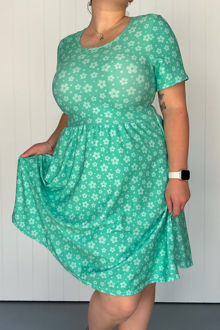 Turquoise Daisy Confetti - Knee Length Dress - Short Sleeve - Pockets