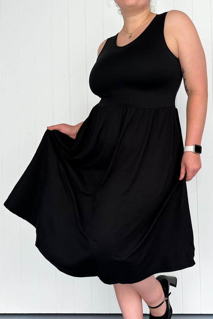 Black - Sleeveless Midi Dress - Pockets