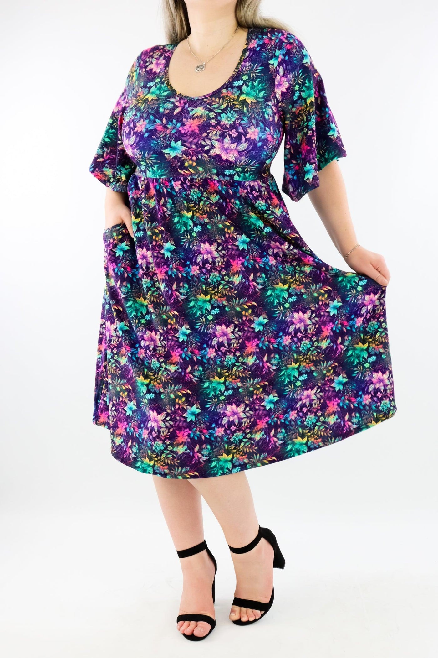 Little Flowers - Midi Length Dress - Mid Sleeve - Pockets