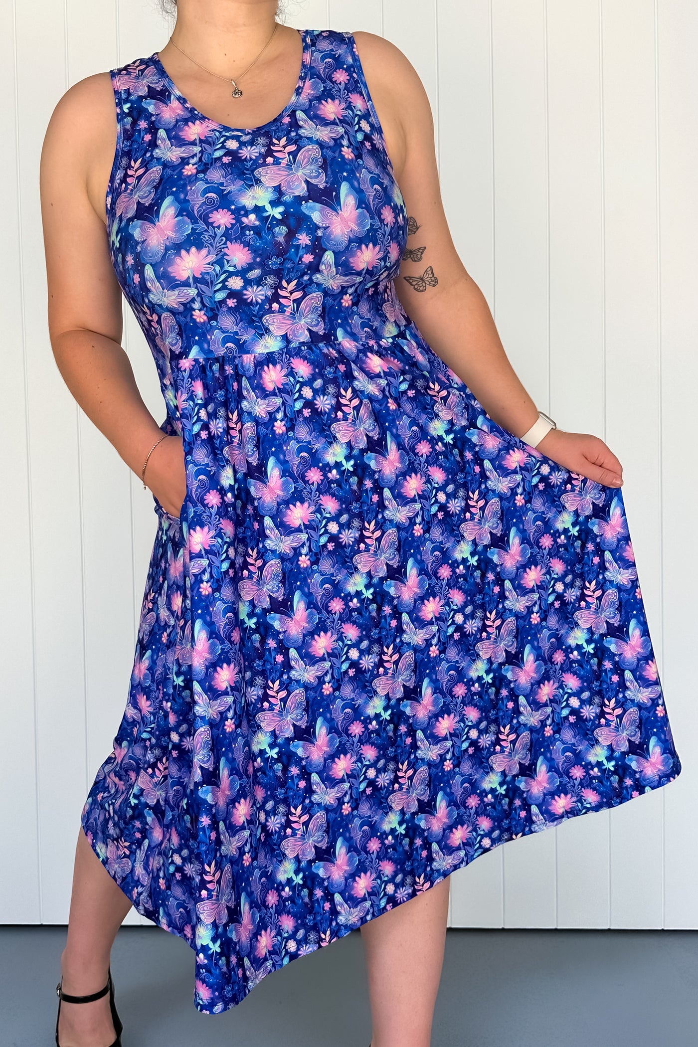 Enchanting Floral Escape - Sleeveless Midi Dress - Pockets