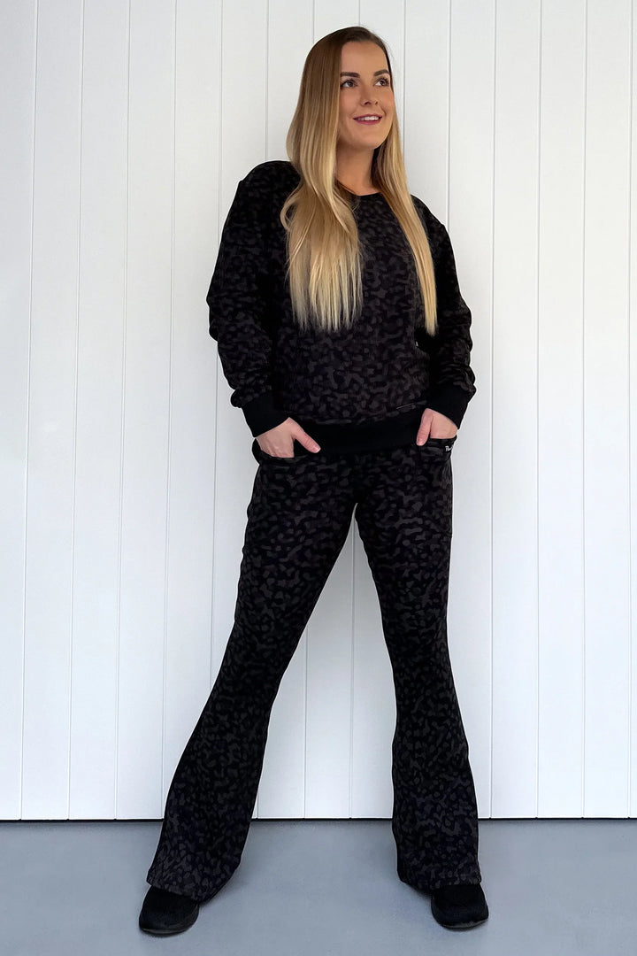 Black Panther - Fleece - Flarey Leggings - Pockets (Imperfect)
