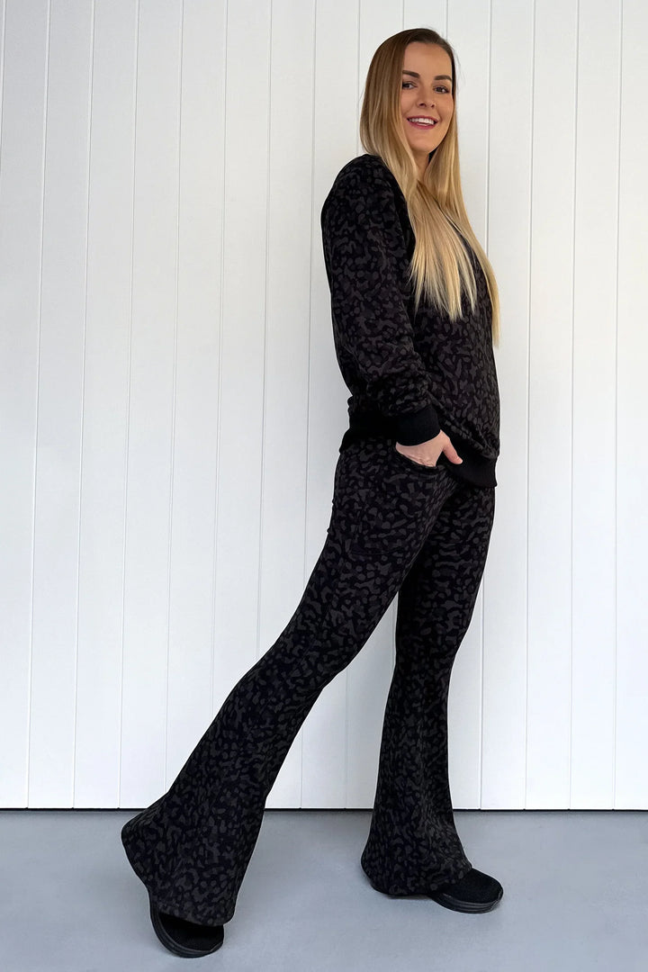 Black Panther - Fleece - Flarey Leggings - Pockets (Imperfect)